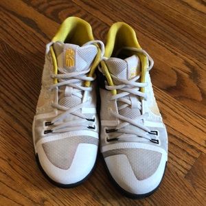 Nike Kyrie Basketball Shoes Size 6.5 Youth